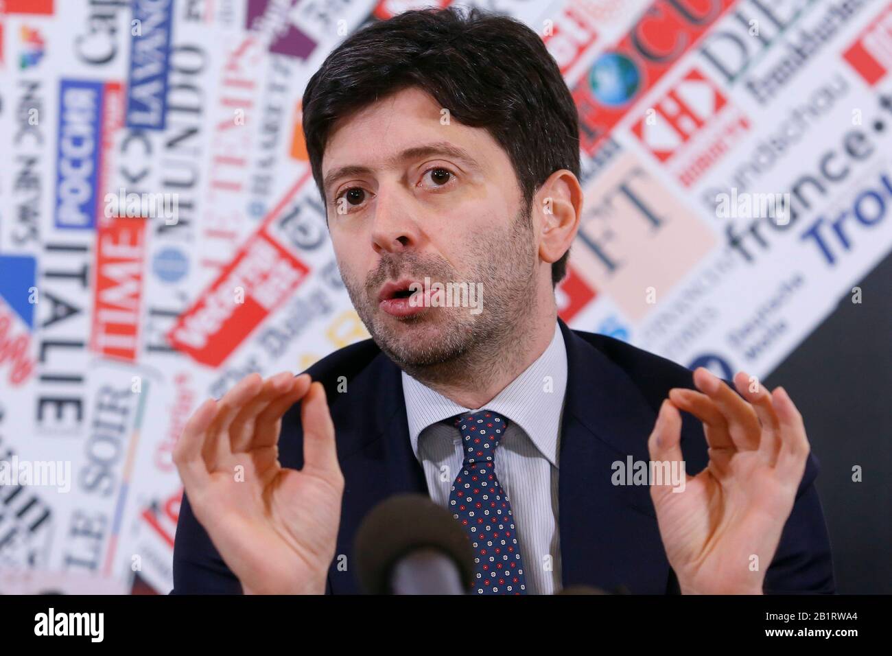 Rome, Italie. 27 février 2020. Le ministre italien de la Santé Roberto Speranza Rome 27 février 2020. Conférence de presse de l'Association de presse étrangère sur le coronavirus (Covid-19). Le gouvernement italien tente de calmer les craintes concernant le déclenchement de la grippe, afin d'éviter une chute du tourisme et des relations commerciales. Photo Samantha Zucchi Insidefoto Crédit: Insidefoto Srl/Alay Live News Banque D'Images