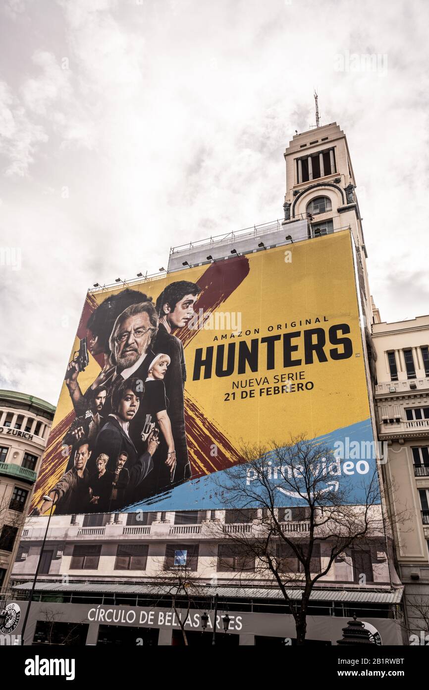 Grand tableau de bord pour la série télévisée exclusive Amazon Prime «  Hunters », sur le devant de belles Artes une galerie d'art publique, Calle  Alcala, Madrid, Espagne Photo Stock - Alamy