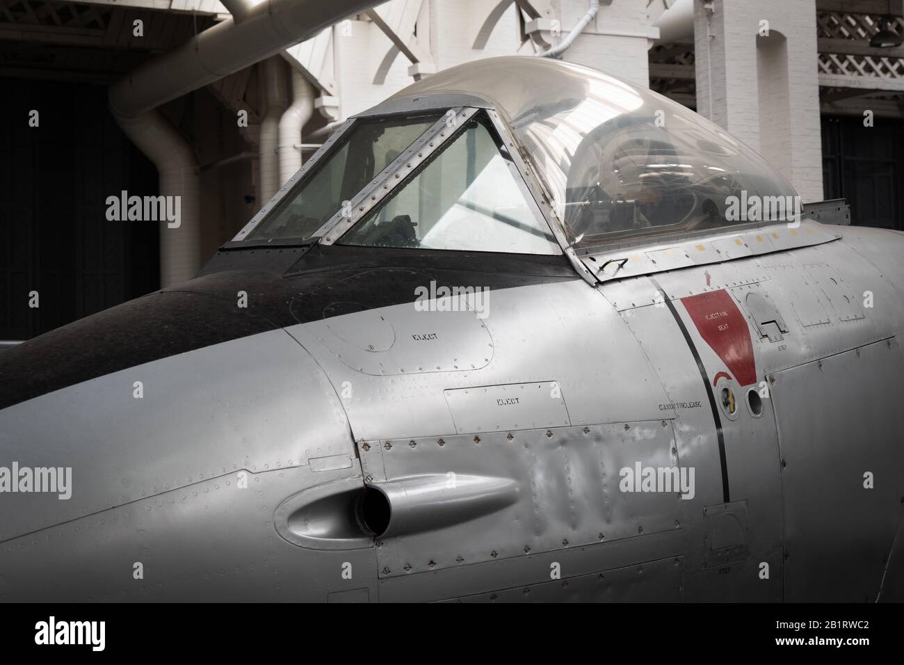 Ports de poste de pilotage et d'armes d'un avion-jet Gloster Meteor au Musée impérial de la guerre Duxford, dans le champ aérien de Duxford, près de Cambridge Banque D'Images