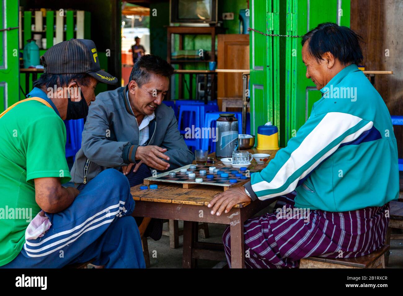 Local Men Jouant Des Brouillons (Dames) Dans La Rue, Loikaw, Etat De Kayah, Myanmar. Banque D'Images