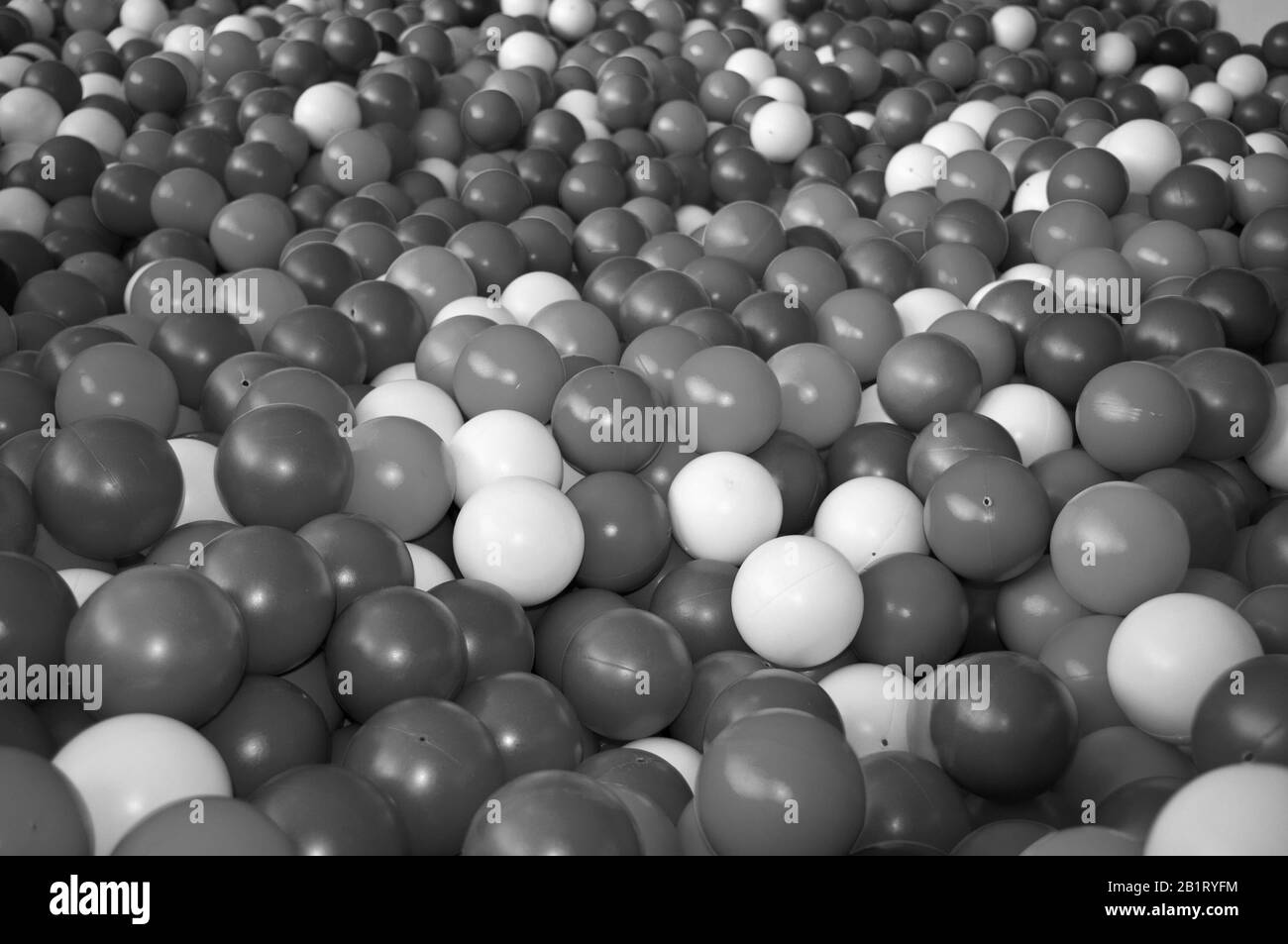 Boules blanches noires grises pour le massage à sec. Photo en noir et blanc. Banque D'Images