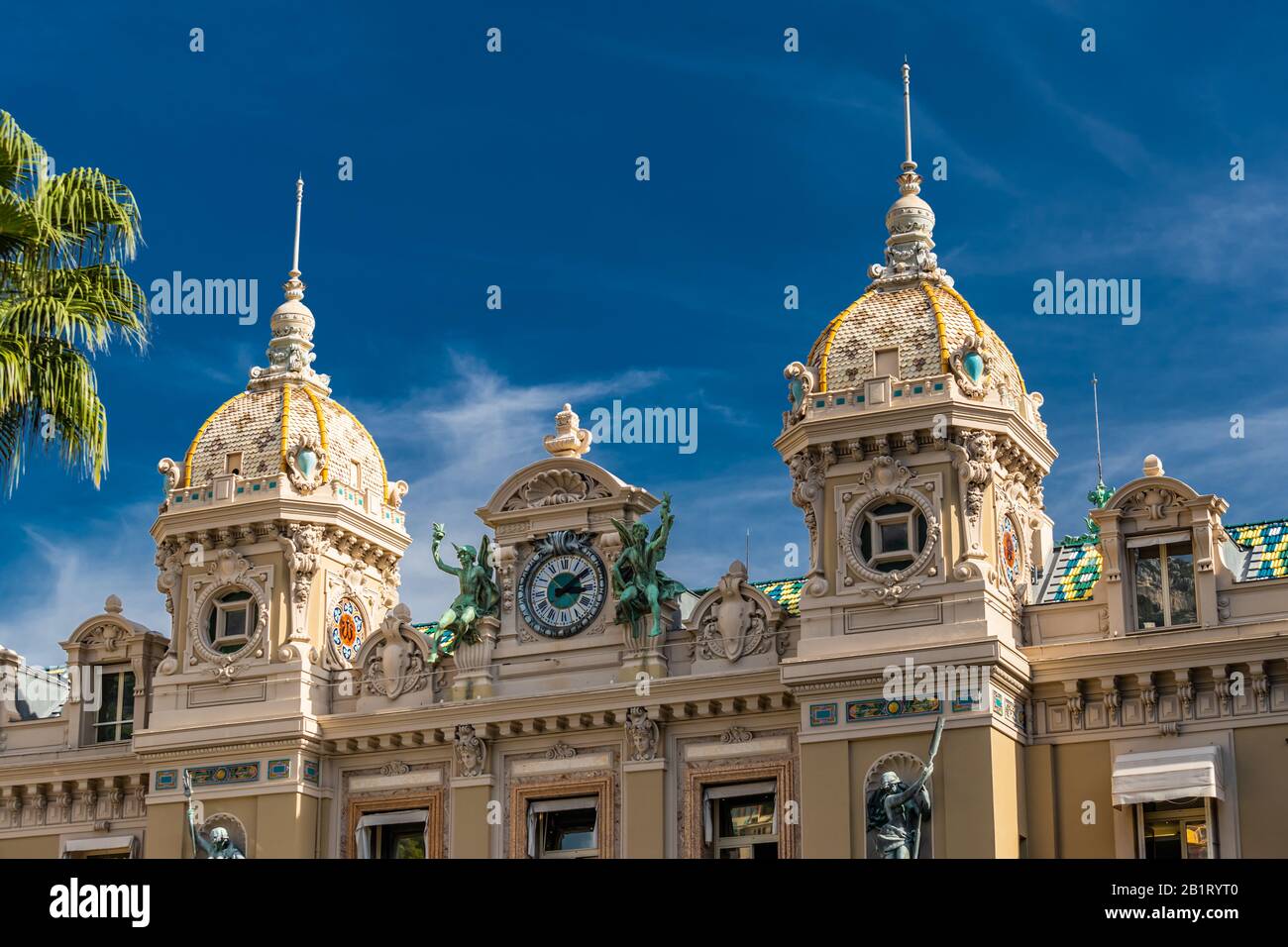 Monaco, Monte-Carlo, 02 octobre 2019 : la vue principale du casino principauté entouré d'arbres verts, la façade rénovée, jour ensoleillé Banque D'Images