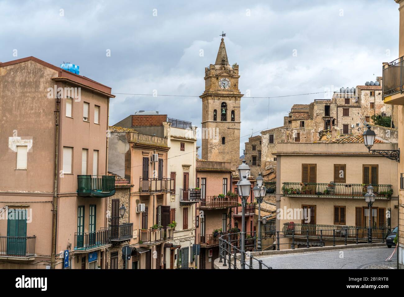 Der Dom Chiesa Madre S. Giorgio Martyre und die Altstadt in Caccamo, Sizilien, Italien, Europa | Caccamo vieille ville avec la cathédrale Chiesa Madre S. Banque D'Images