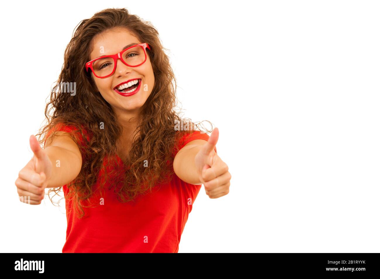 Femme en rouge montrant pouce vers le haut comme un geste pour le succès isolé sur fond blanc Banque D'Images