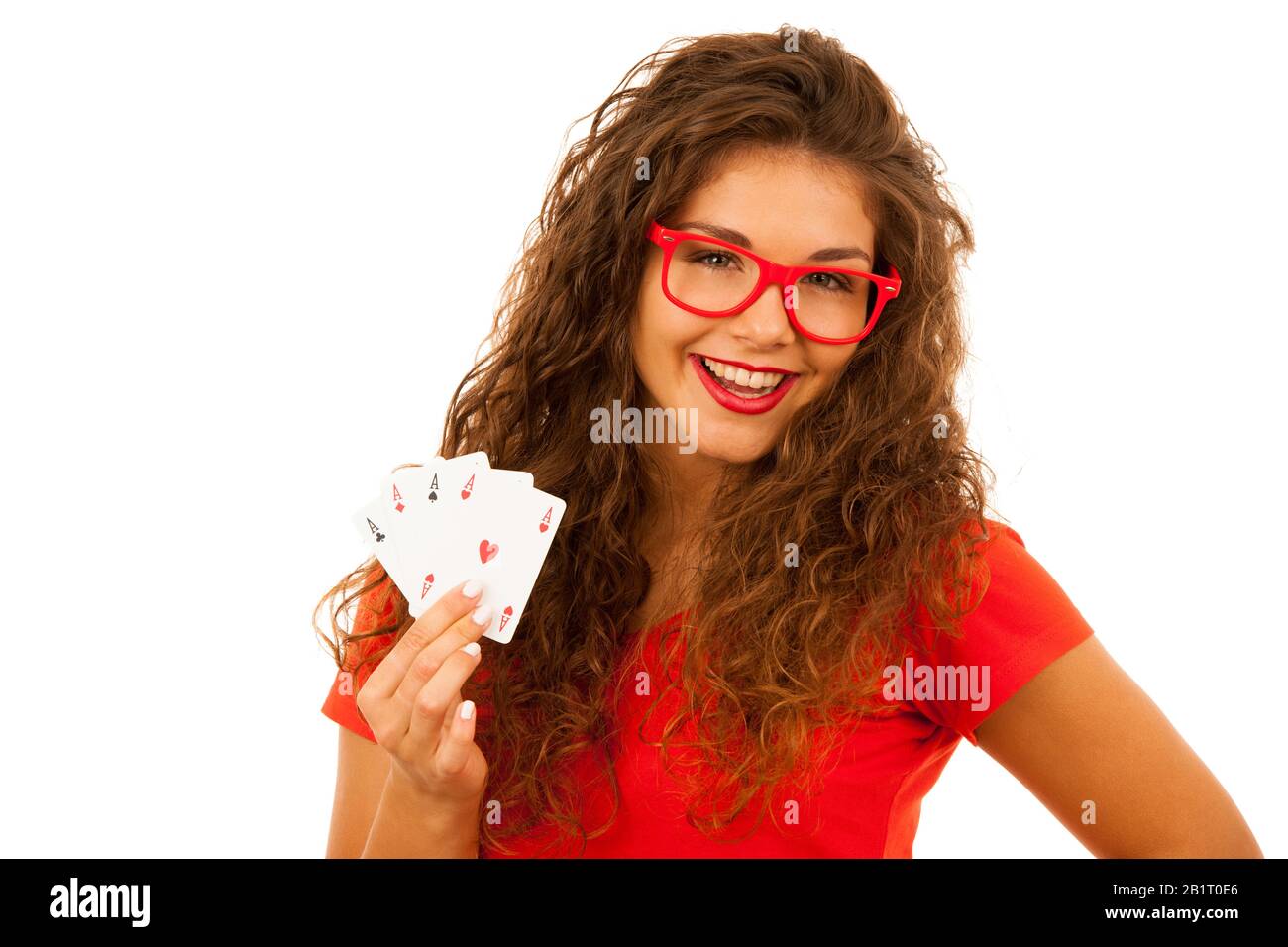 Belle jeune femme tient des cartes de poker quatre as isolés sur fond blanc Banque D'Images