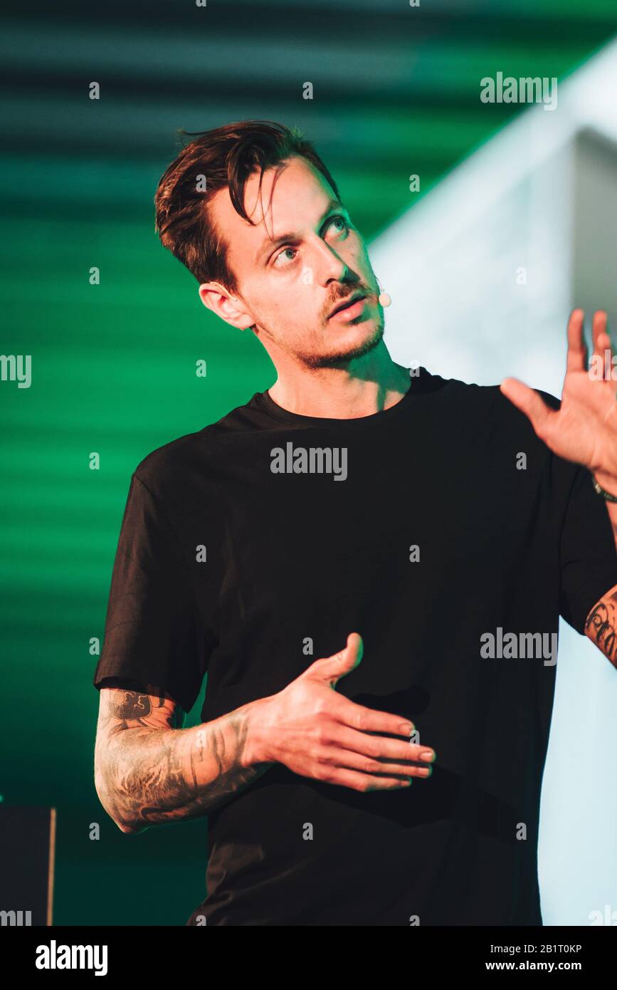 Ben Johnston, artiste multidisciplinaire et designer, s'exprimant au FESTIVAL DES OFFF 2019. Barcelone, Espagne. Banque D'Images