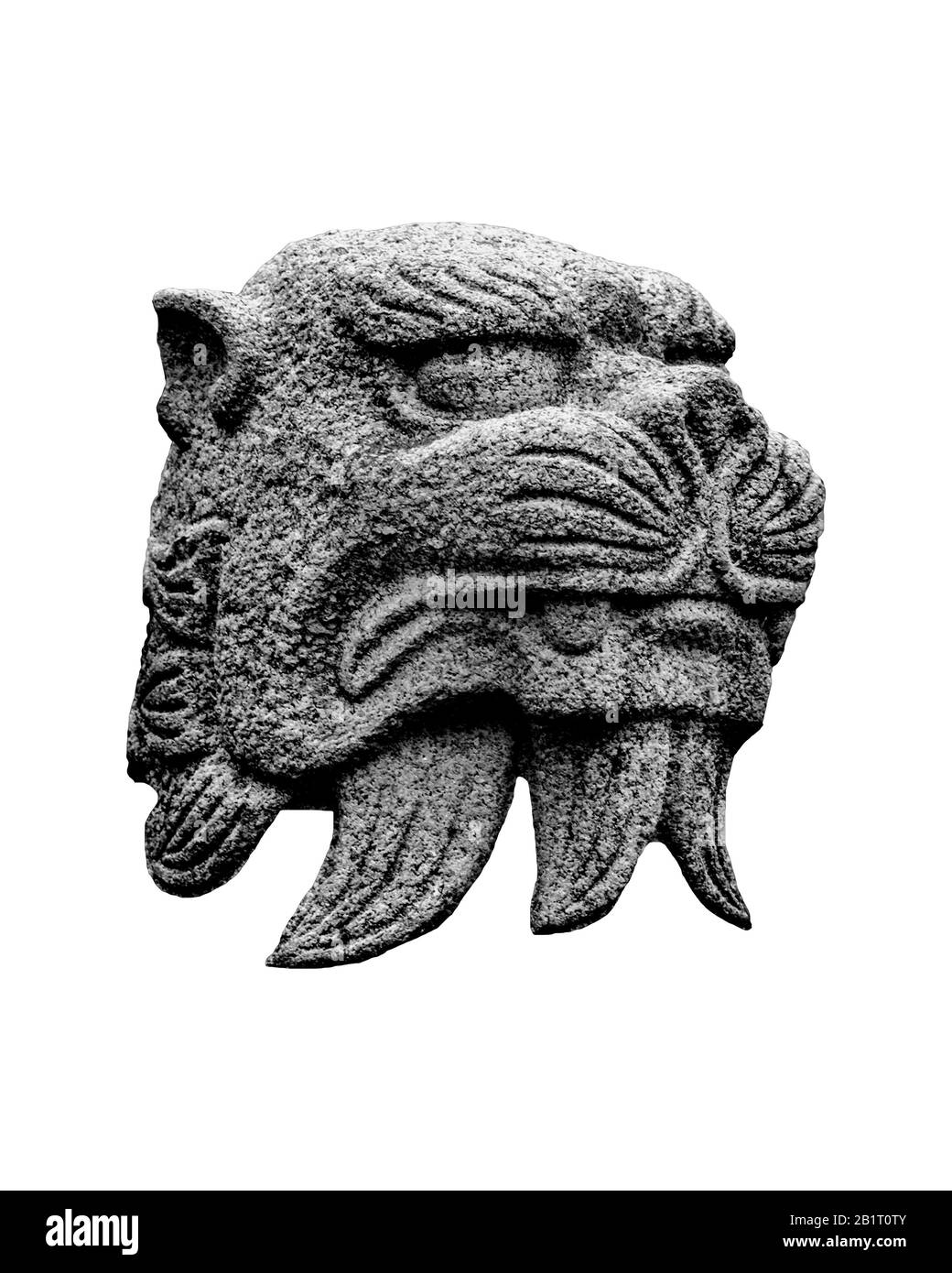 Sculpture de tête de pierre de féline mythique japonaise isolée sur fond blanc Banque D'Images