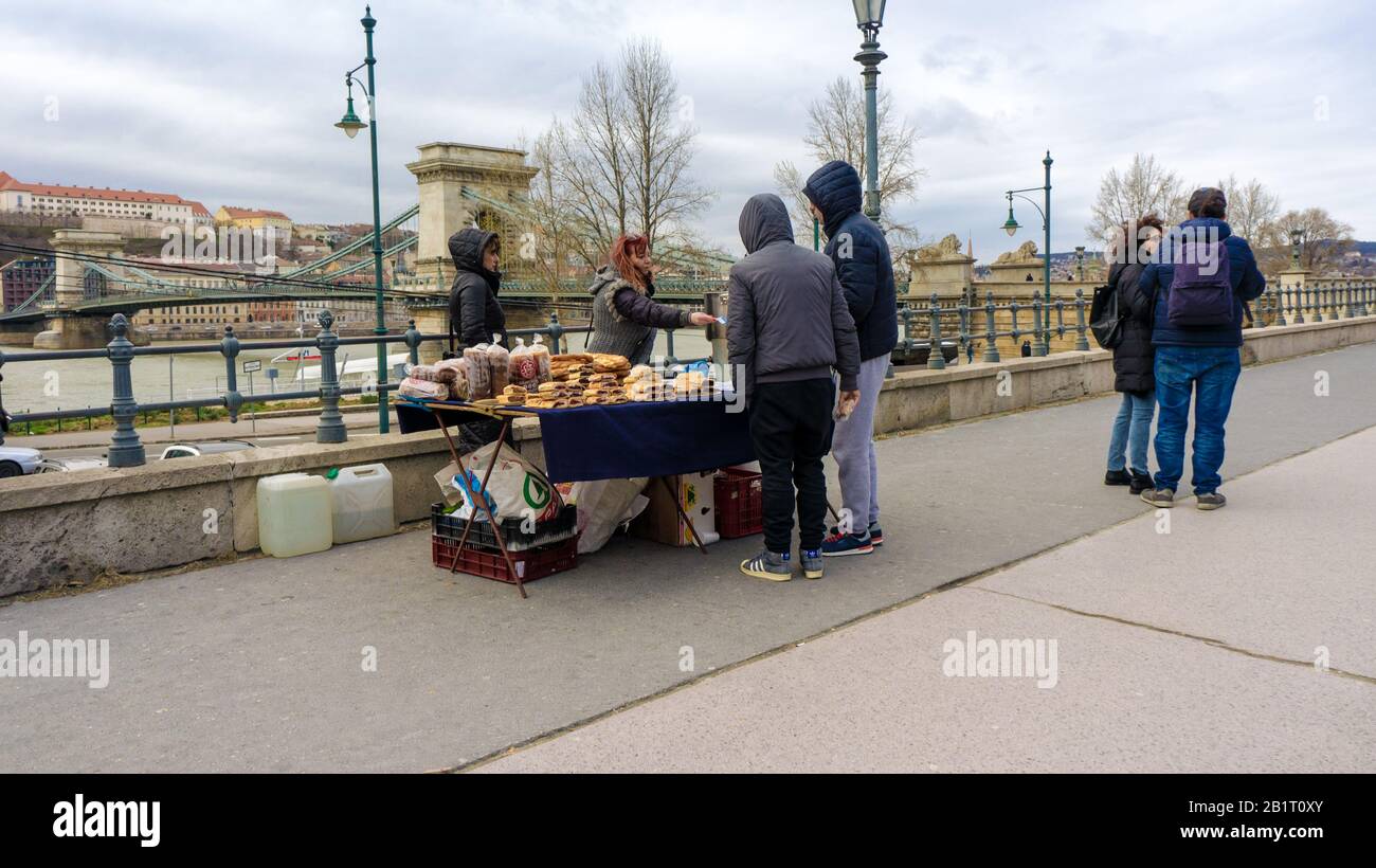 Budapest Hongrie 03 16 2019: Les marchands vendent du kurtosh kalach (hongrois:Kürtőskalács) devant le pont de la chaîne de budapest Banque D'Images