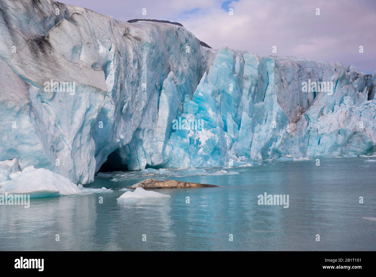 Le front de glacier sur l'eau. La fonte et la pose de glace Banque D'Images