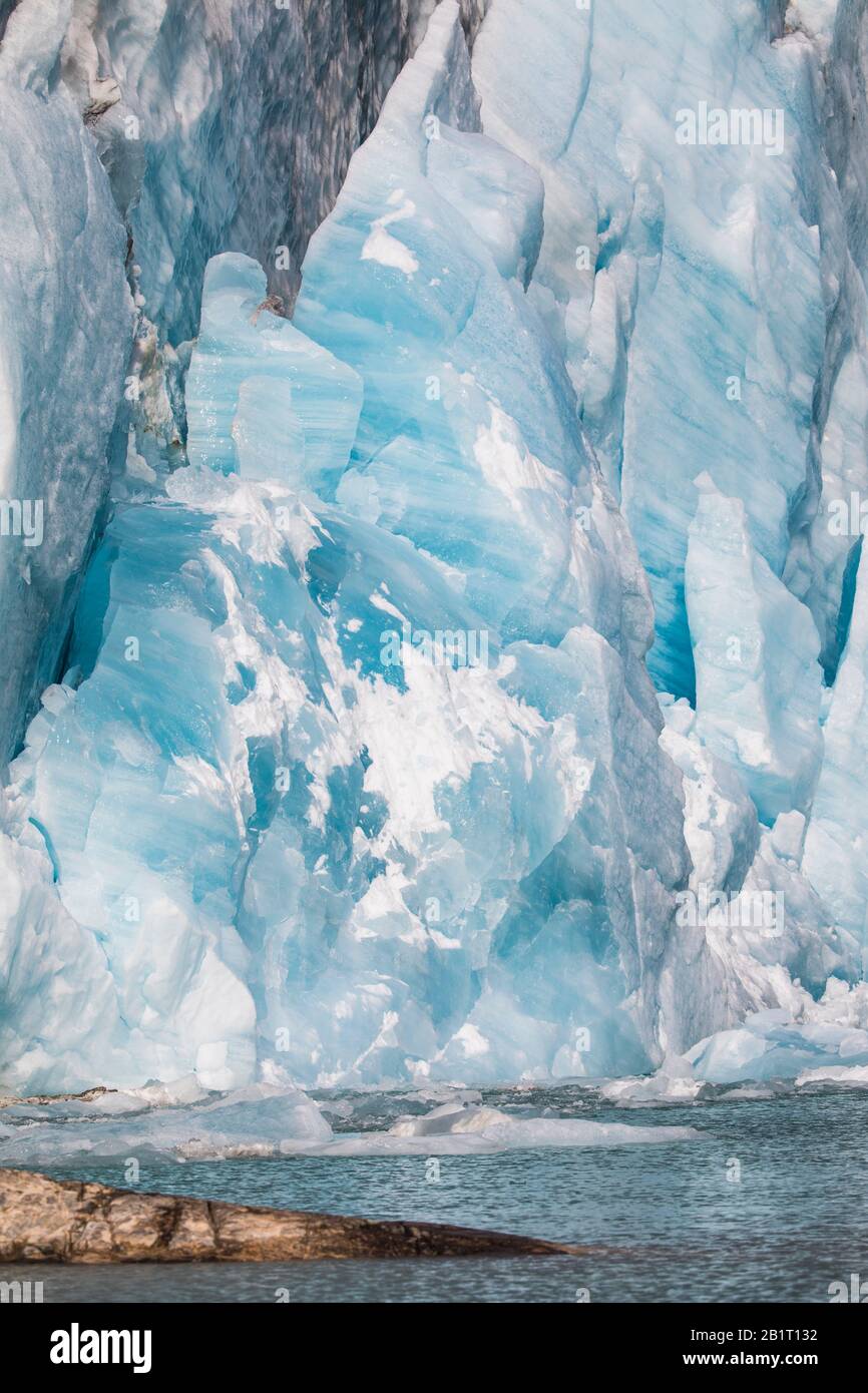 Le front de glacier sur l'eau. La fonte et la pose de glace Banque D'Images