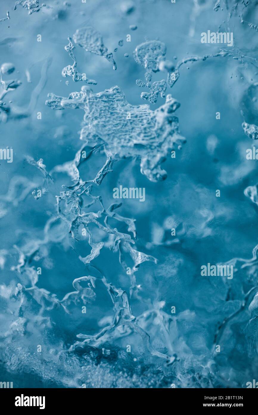 Regarder à l'intérieur de la glace dans le glacier avec de grandes couleurs Banque D'Images
