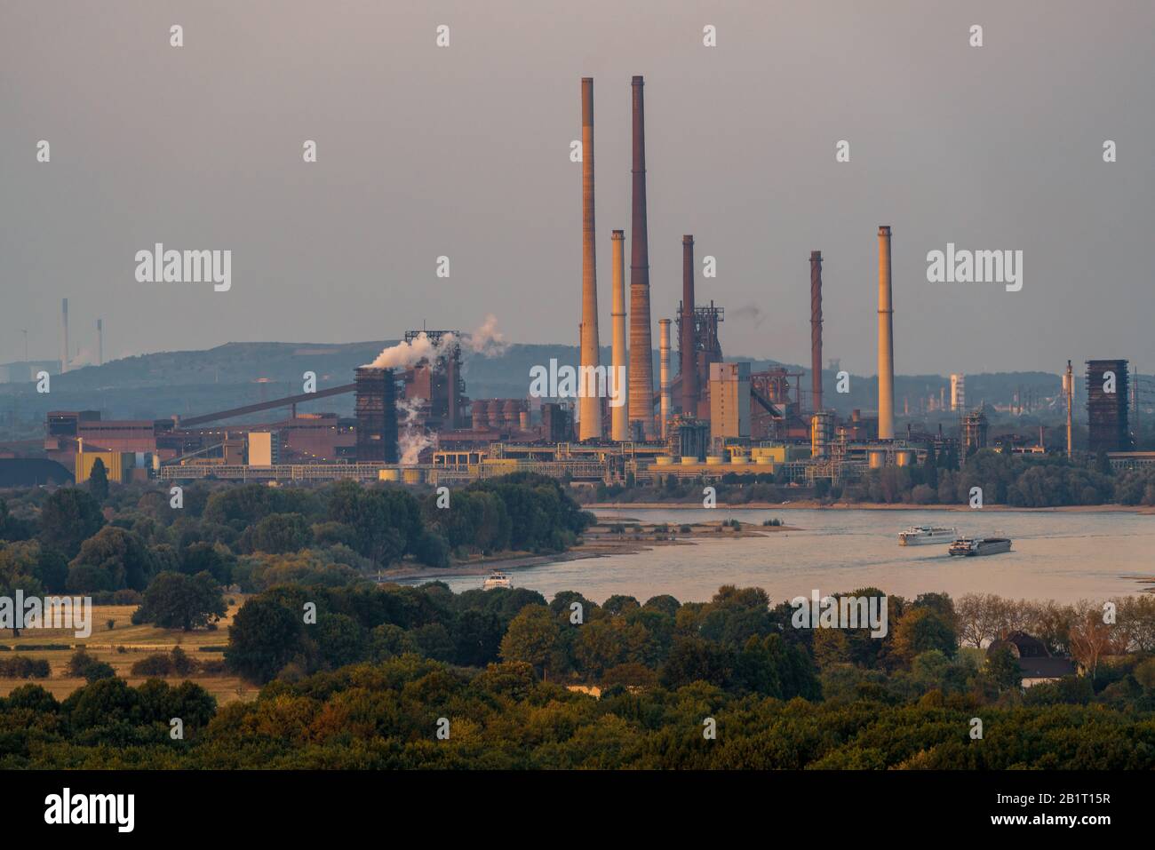 Moers, Rhénanie-du-Nord-Westfalia, Allemagne - 03 août 2018 : vue sur la région de la Ruhr depuis Halde Rheinpreussen, en direction du nord-est vers Duisburg, la Riv Banque D'Images