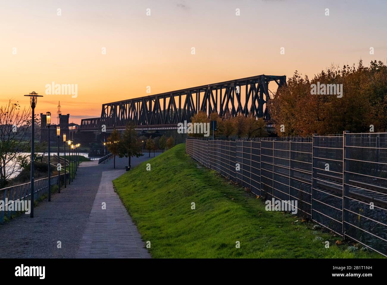 Duisburg, Rhénanie-du-Nord-Westfalia, Allemagne - 09 novembre 2019: Vue du Rheinpark vers le pont ferroviaire de Hochfeld avec l'ancienne tour du pont Banque D'Images
