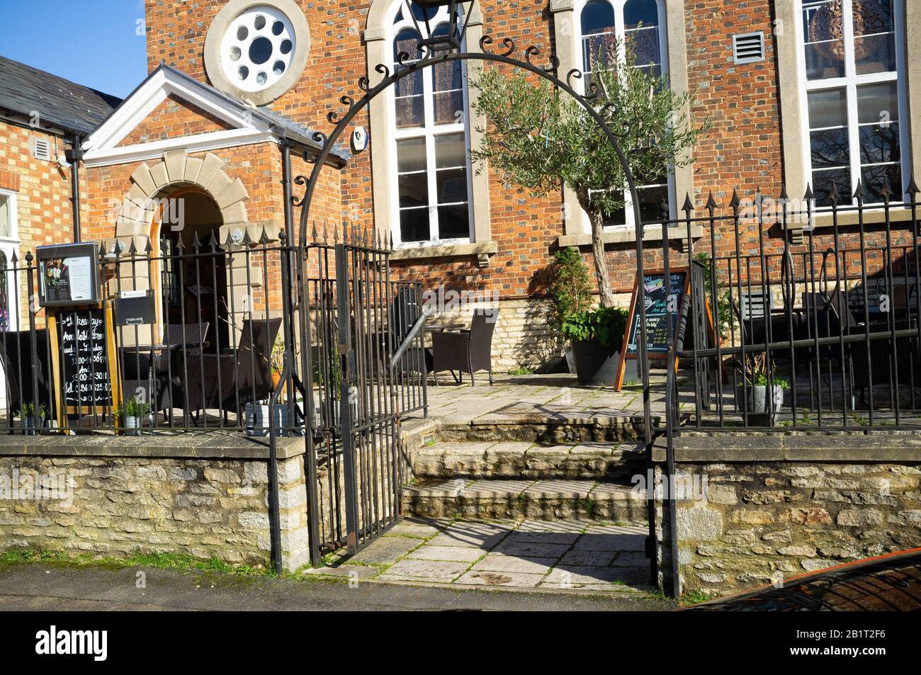 Un restaurant thaïlandais dans un bâtiment classé de l'église, Chapel St, Bicester. Tourné dans un après-midi ensoleillé, en fin d'hiver. Pas de gens. Banque D'Images