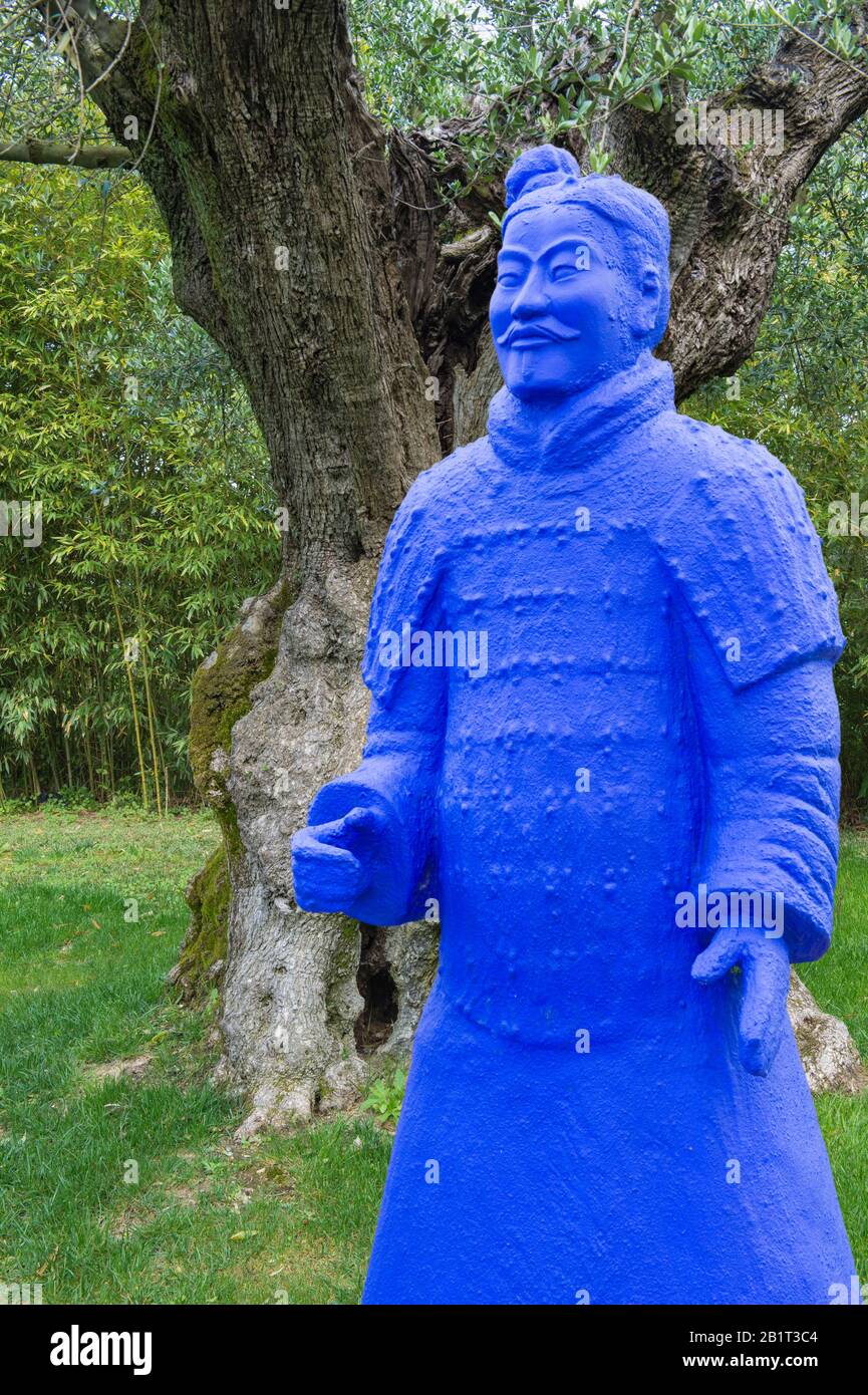 Statue en plastique bleu représentant un soldat chinois En Terre Cuite, l'olivier millénium derrière, Bacalhoa Winery, Azeitao, la péninsule de Setubal, la côte de Lisbonne Banque D'Images