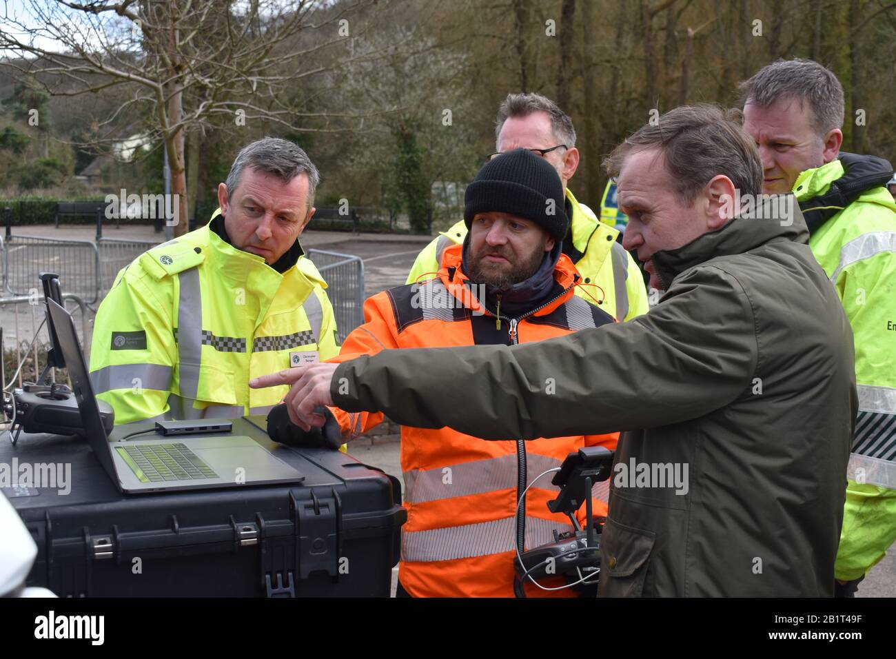 Le secrétaire à l'environnement George Ejustice voit un écran montrant des images de drone caméra des défenses contre les inondations lors d'une visite à Ironbridge dans le Shropshire, où les barrières anti-inondation se sont enjambées mercredi en raison du poids de l'eau dans la rivière Severn. Banque D'Images