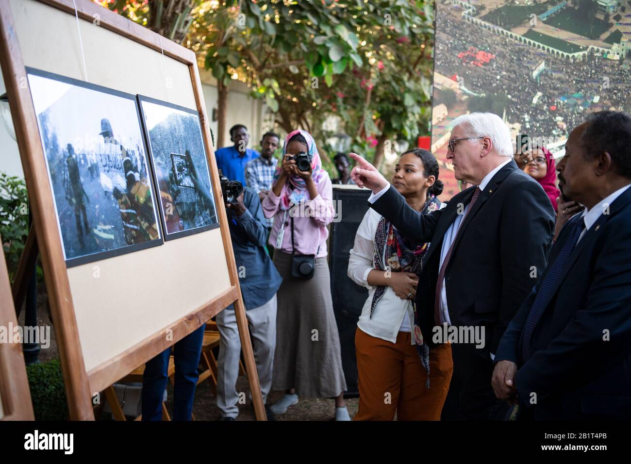 Khartum, Soudan. 27 février 2020. Le président fédéral Frank-Walter Steinmeier (2ème de droite) montre des photos des soulèvements de 2019 qui ont conduit au changement de gouvernement dans le jardin de la résidence de l'ambassadeur allemand Klöckner. Le président fédéral Steinmeier est en visite de deux jours au Soudan. Crédit: Bernd Von Jutrczenka/Dpa/Alay Live News Banque D'Images