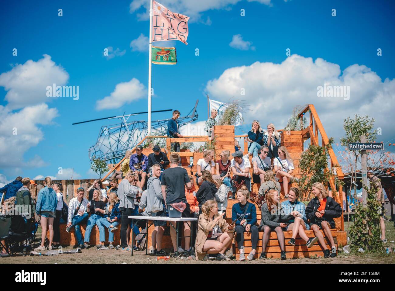 Dream City, Roskilde Festival 2017 avec des personnes excitées buvant et profitant du soleil. Roskilde, Danemark Banque D'Images