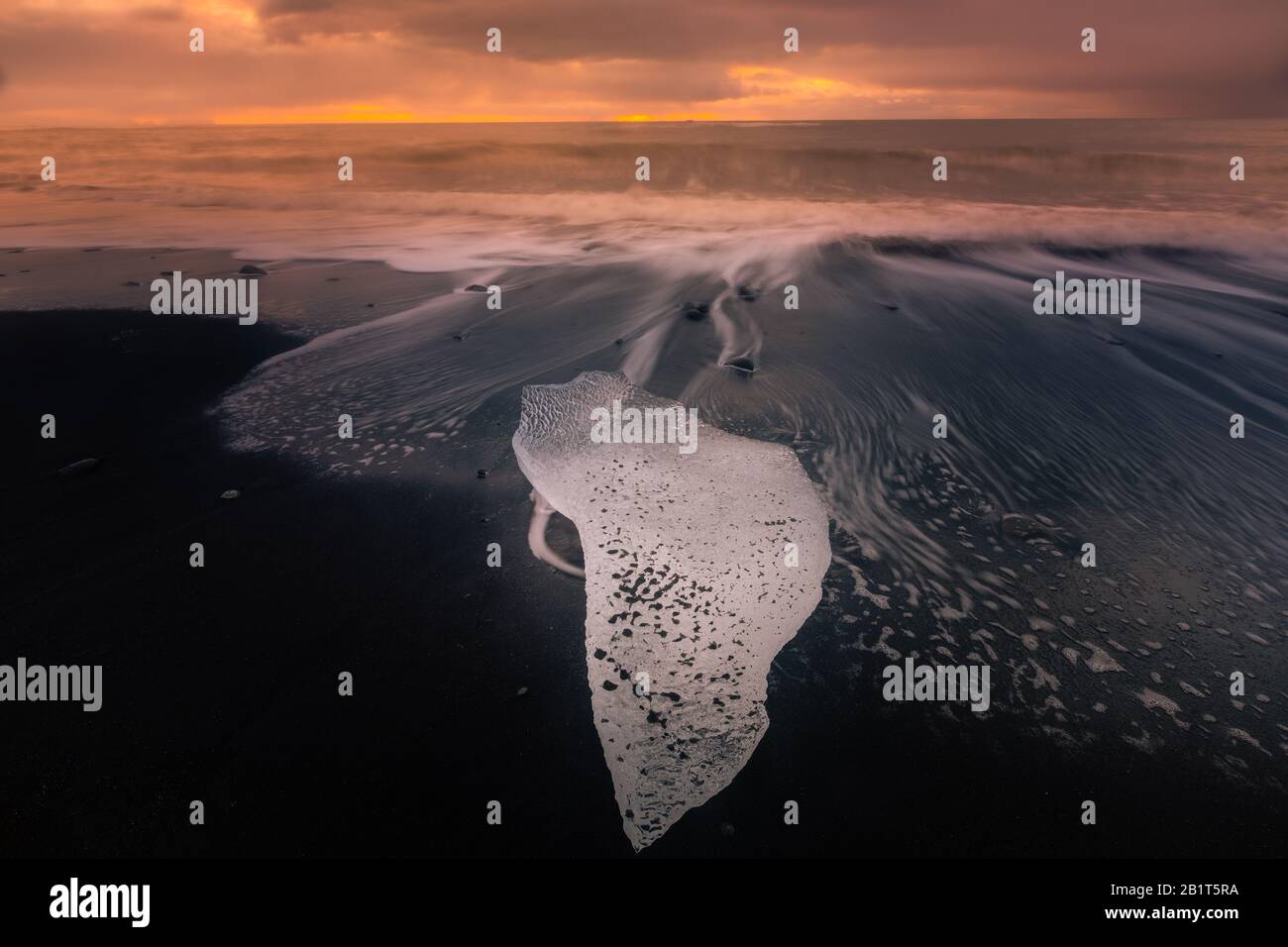 Plage de glace de diamant à côté du glacier du lagon de Jokulsarlon depuis le glacier de Vatnajökull dans le sud de l'Islande. Banque D'Images