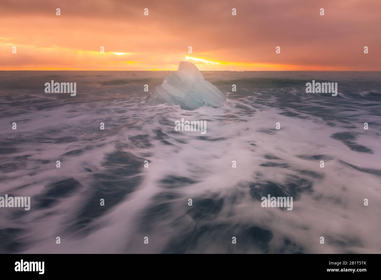Plage de glace de diamant à côté du glacier du lagon de Jokulsarlon depuis le glacier de Vatnajökull dans le sud de l'Islande. Banque D'Images