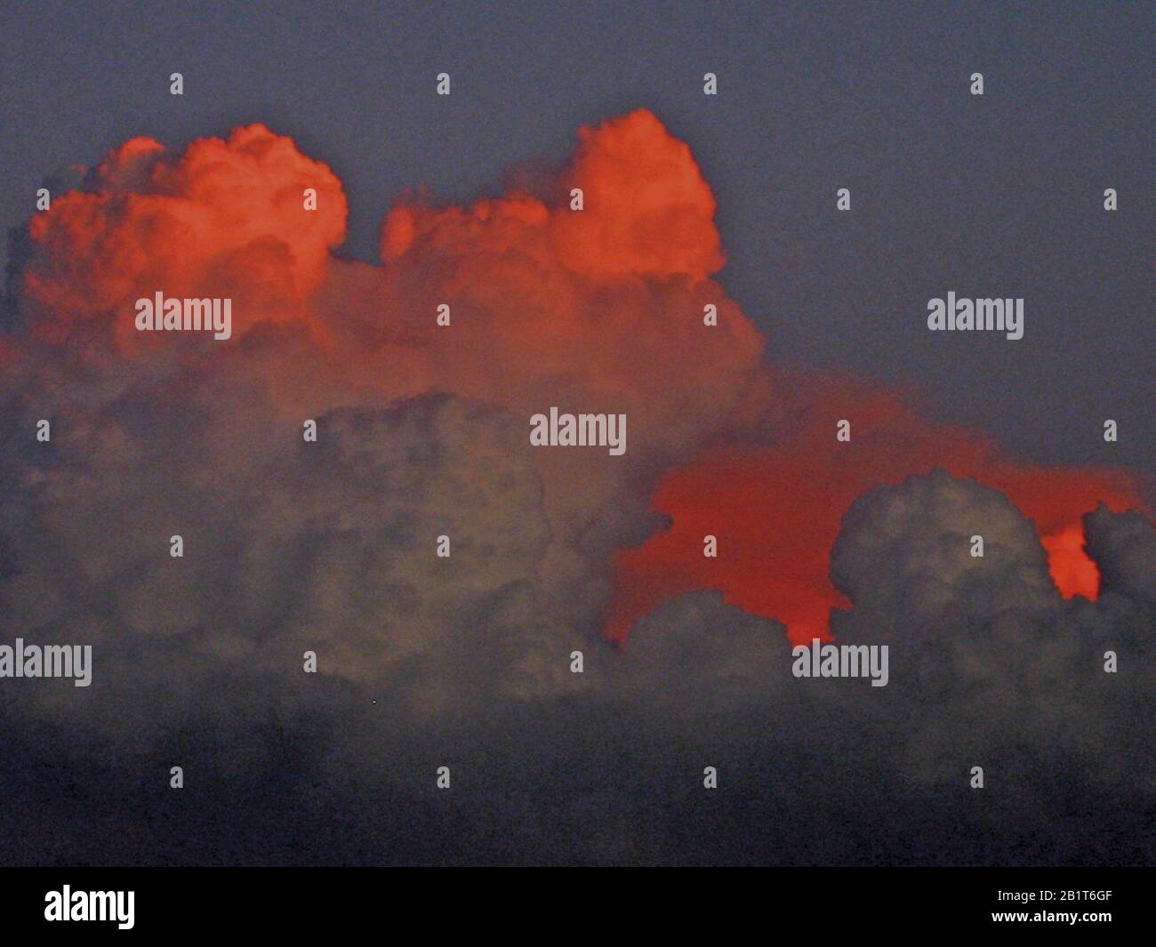 Nuages rouges au coucher du soleil, Skies Banque D'Images