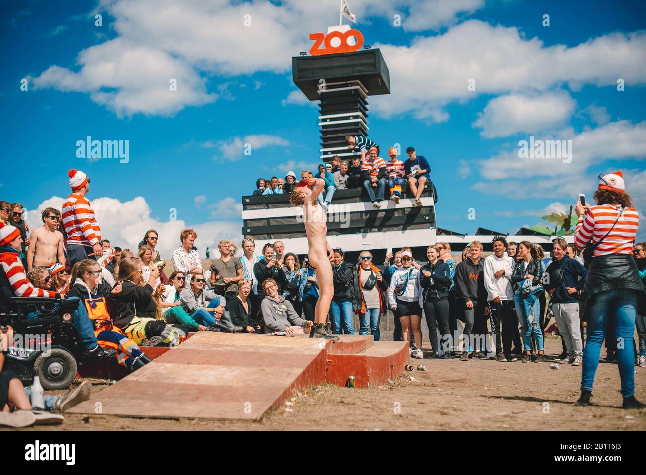 Dream City, Roskilde Festival 2017 avec des personnes excitées buvant et profitant du soleil. Roskilde, Danemark Banque D'Images