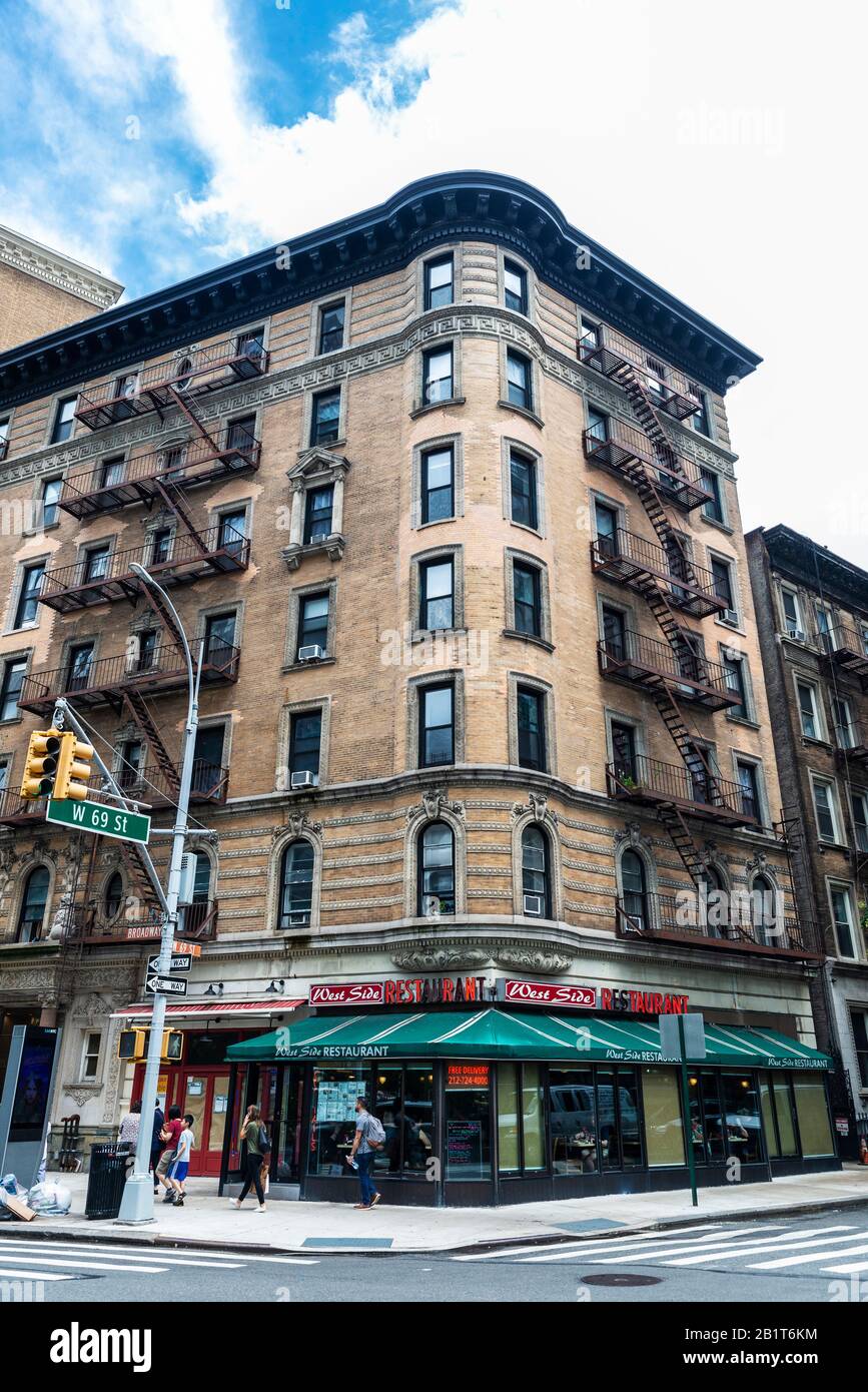 New York City, États-Unis - 3 août 2018 : restaurant de L'Ouest dans la W 69ème Street avec des gens autour de Manhattan, New York City, États-Unis Banque D'Images