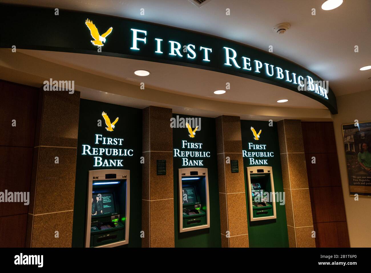 New York City, États-Unis - 3 août 2018 : trois guichets automatiques dans une succursale de First Republic Bank à Manhattan, New York City, États-Unis Banque D'Images