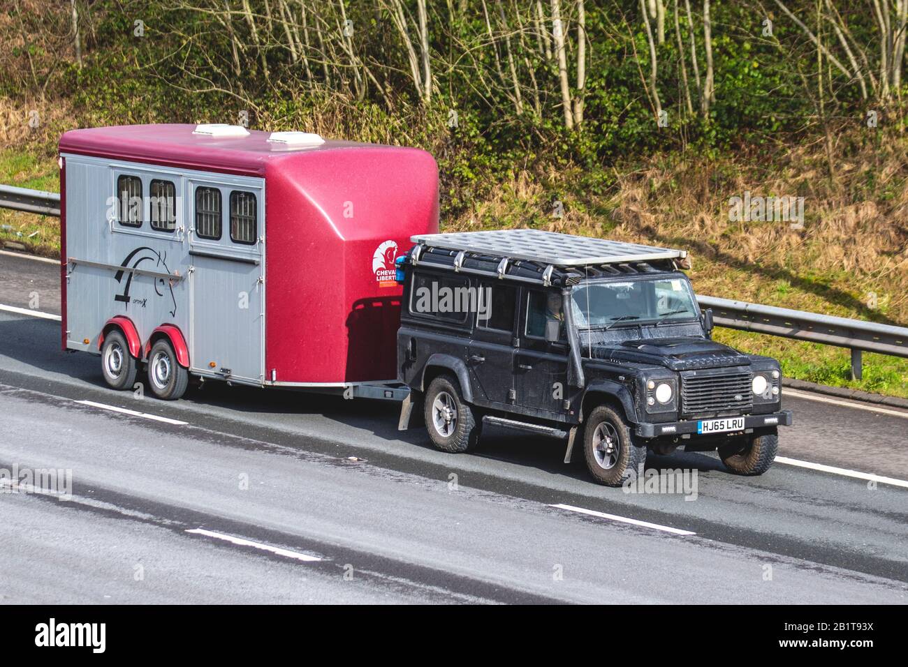Remorque à cheval de remorquage Land Rover ; avec échappement de plongée libre, circulation automobile britannique, transport, véhicules modernes, véhicules, véhicule, routes britanniques, moteurs, circulation automobile sur l'autoroute Banque D'Images