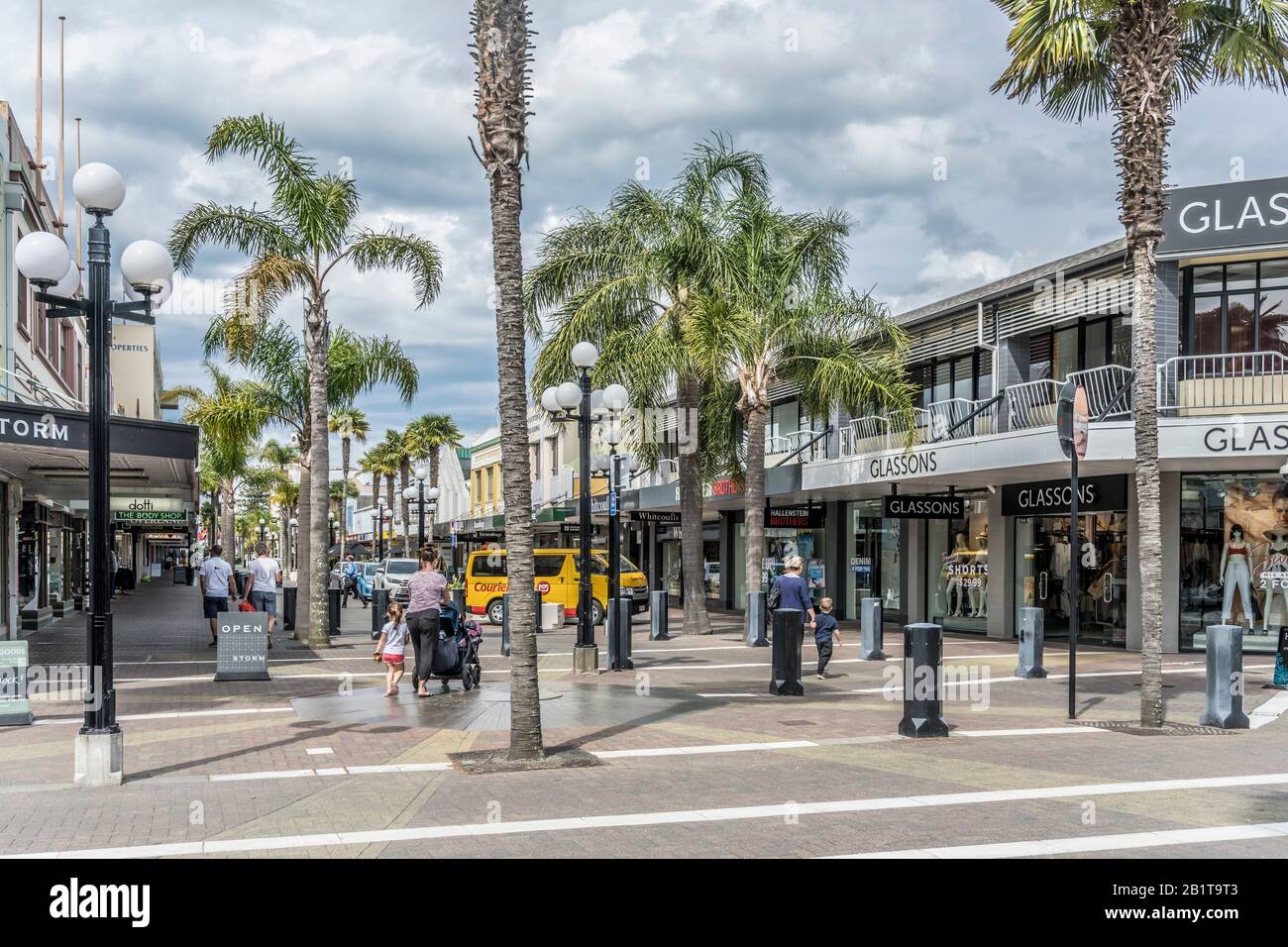 Napier, NOUVELLE-ZÉLANDE - 11 novembre 2019: Paysage urbain avec palmiers au croisement de rues décorées 30 bâtiments historiques pittoresques de style déco, s Banque D'Images