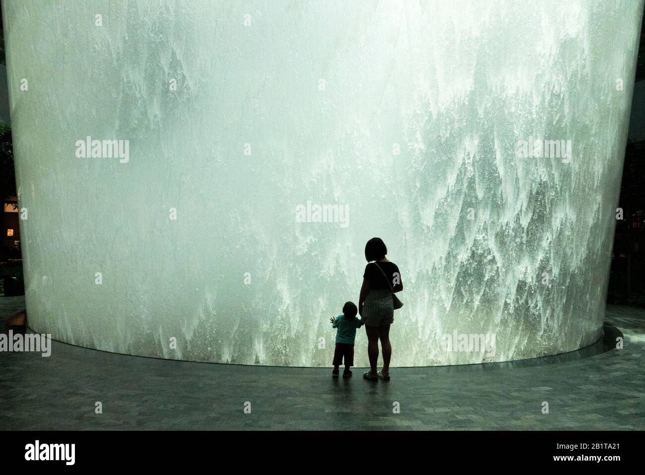 Singapour. 27 février 2020. Un enfant et sa mère voient le Vortex de pluie au Jewel Changi de Singapour le 27 février 2020. Crédit: Alors Chih Wey/Xinhua/Alay Live News Banque D'Images