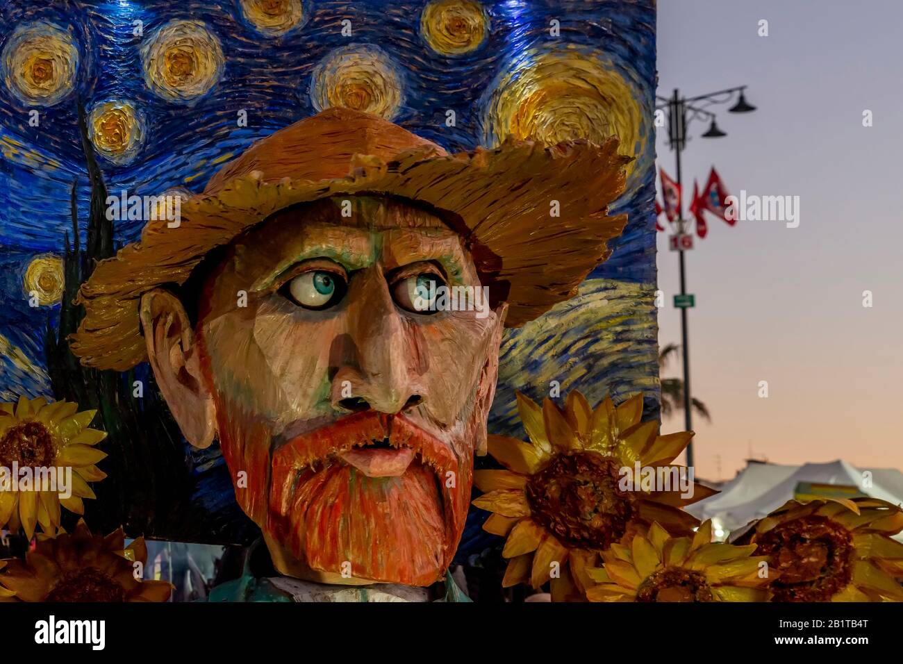 Représentation de Vincent Van Gogh et de la célèbre peinture "nuit de la Tarry" au Carnaval de Viareggio, Italie Banque D'Images