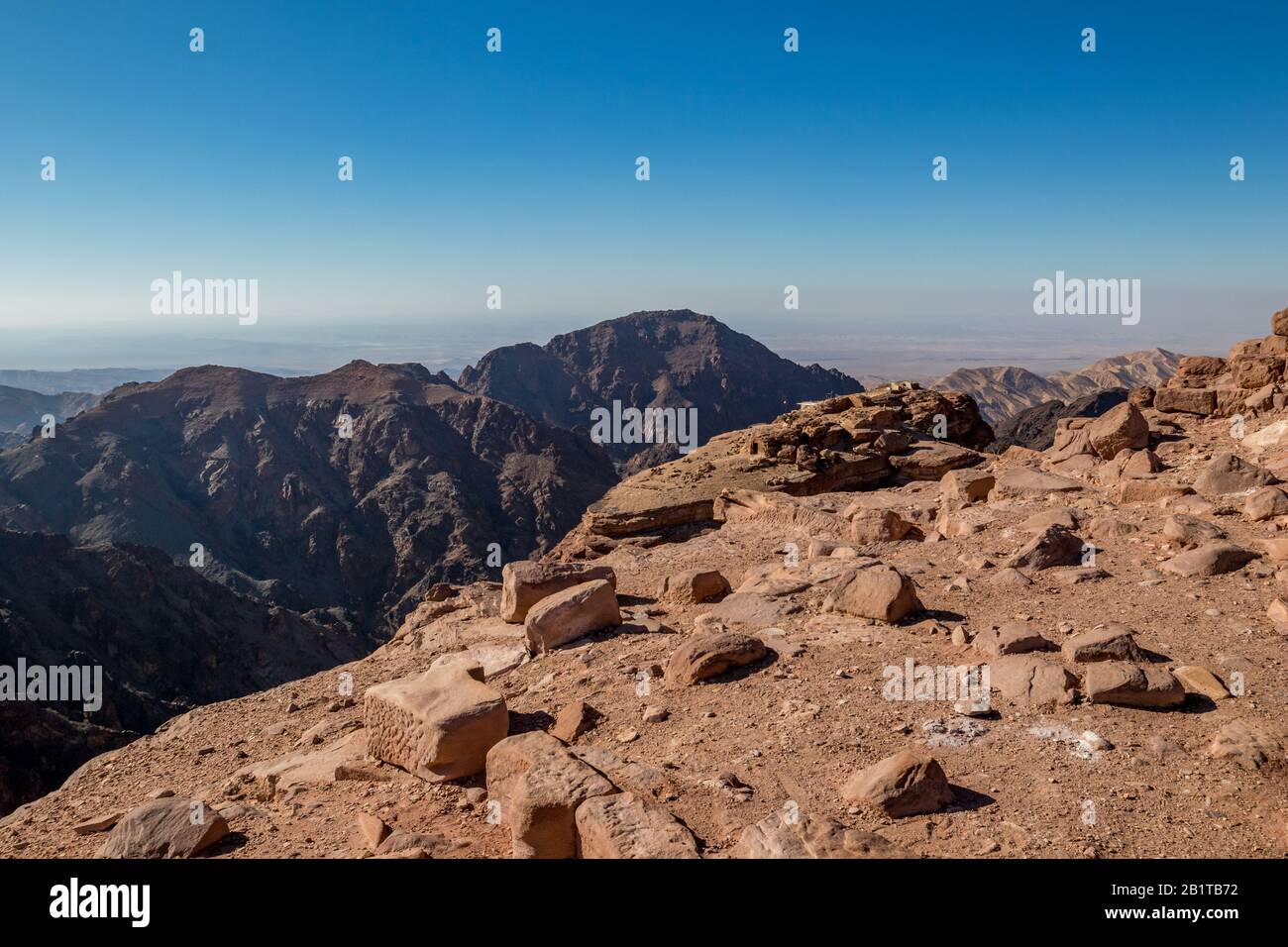 Vue magnifique sur le paysage près d'Ad-Deir dans la ville ancienne de Petra, Jordanie. Ad-Deir Ou Le Monastère. Complexe de Petra et attraction touristique, Royaume hachémite de Jordanie Banque D'Images