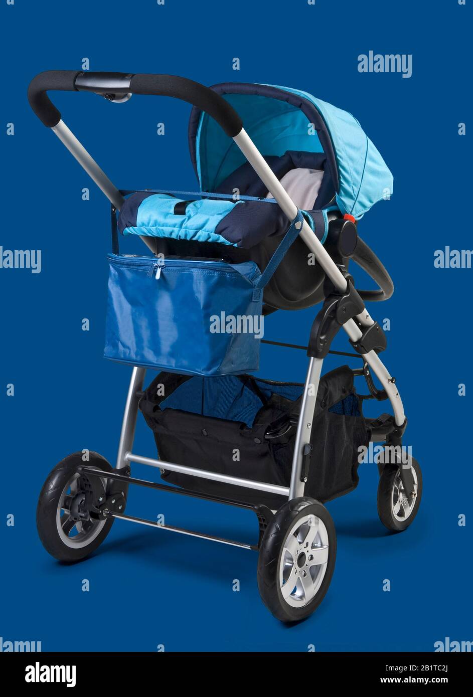 Marchez avec une poussette isolée sur un classique bleu Banque D'Images