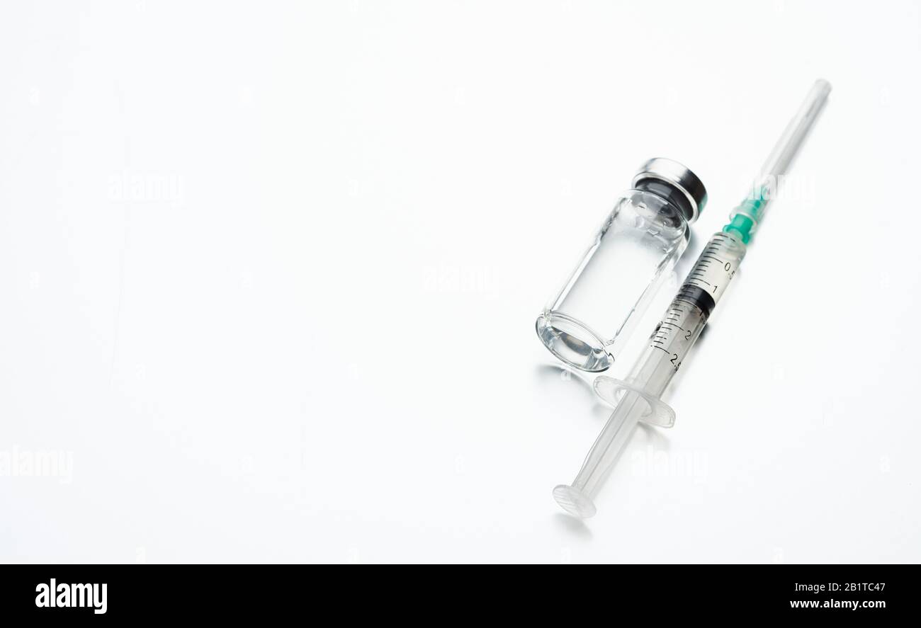 Ampoule médicale avec seringue. Médicament transparent en bouteille de  verre. Antibiotique ou vaccin contre la maladie sur fond blanc Photo Stock  - Alamy