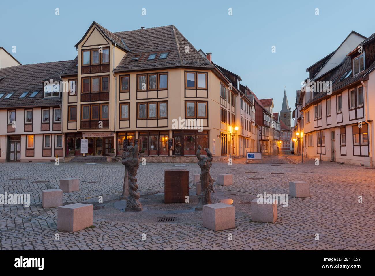 Un mémorial aux personnages importants de Quedlinburg en début de matinée sur le "Kornmarkt", le marché du grain Banque D'Images