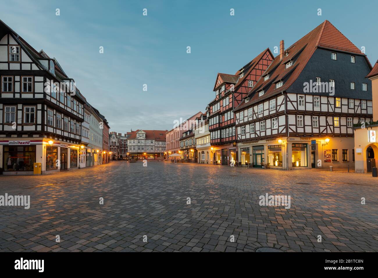Place de l'hôtel de ville de Quedlinburg, Allemagne en début de matinée Banque D'Images