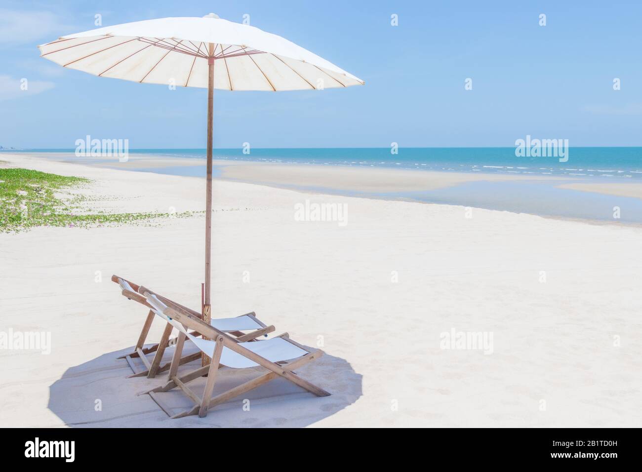 Plage tropicale idyllique avec sable blanc, eau turquoise de l'océan et ciel bleu à huahin thaïlande Banque D'Images