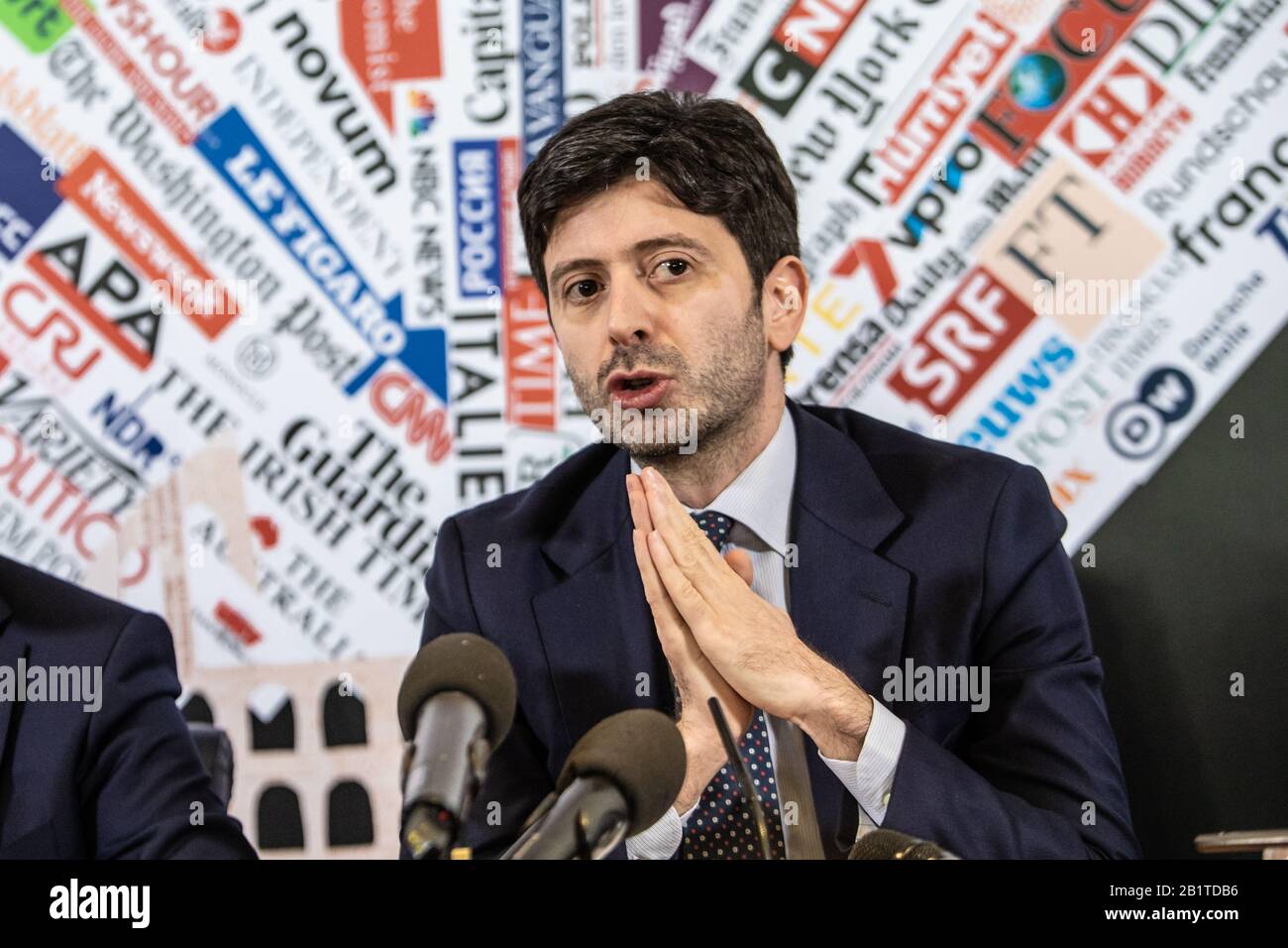 Roberto Speranza, ministre italien de la Santé, se penche sur la conférence de presse de Coronavirus au bureau de presse étranger de Rome. Banque D'Images