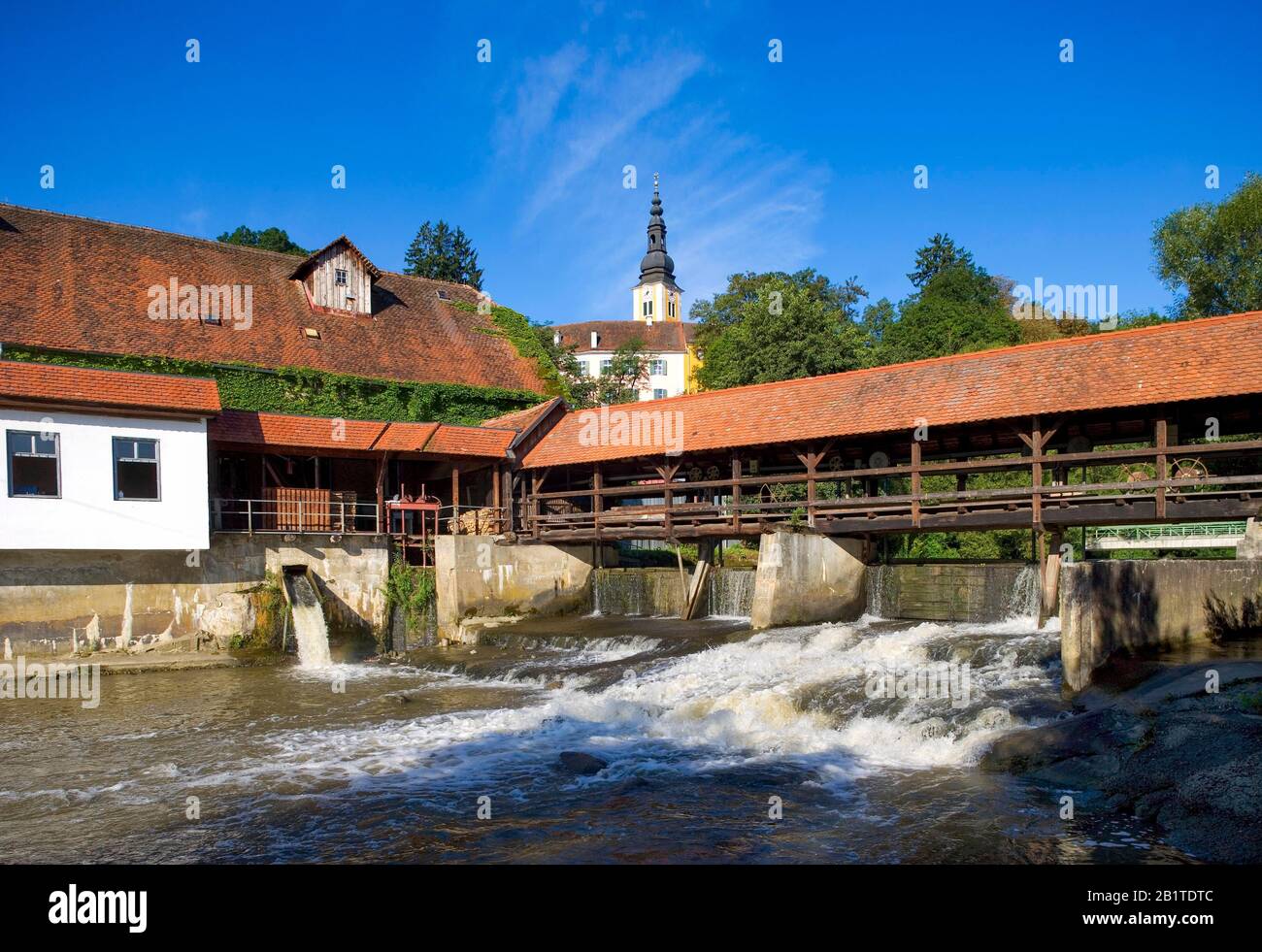 Système de Weir sur la rivière Feistitz, Fuerstenfeld, Styrie, Autriche Banque D'Images