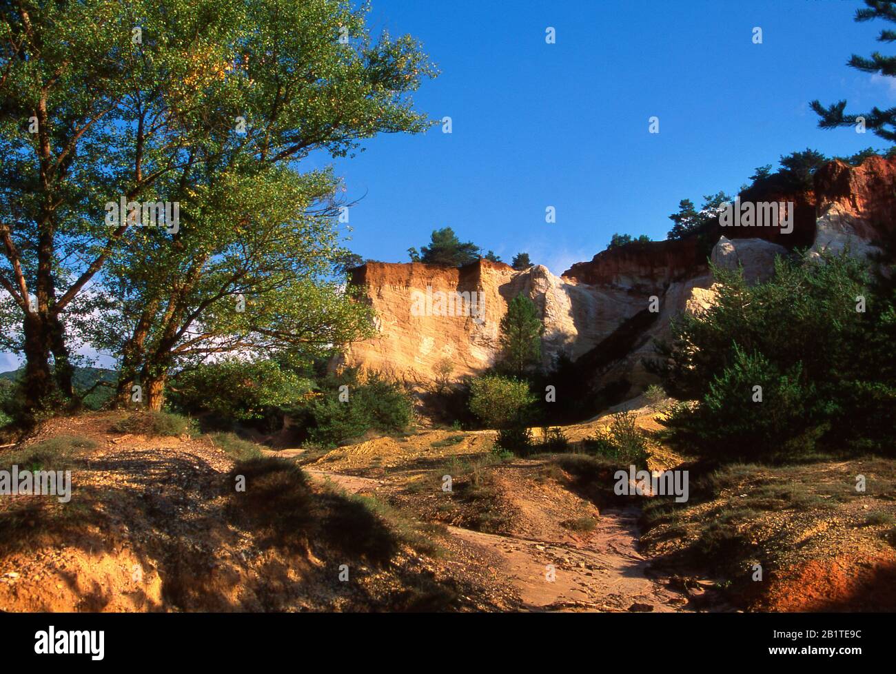 Falaises d'ocre dans le Colorado Provencal, Rustrel, Vaucluse, Povence Alpes Cote d'Azur, France Banque D'Images