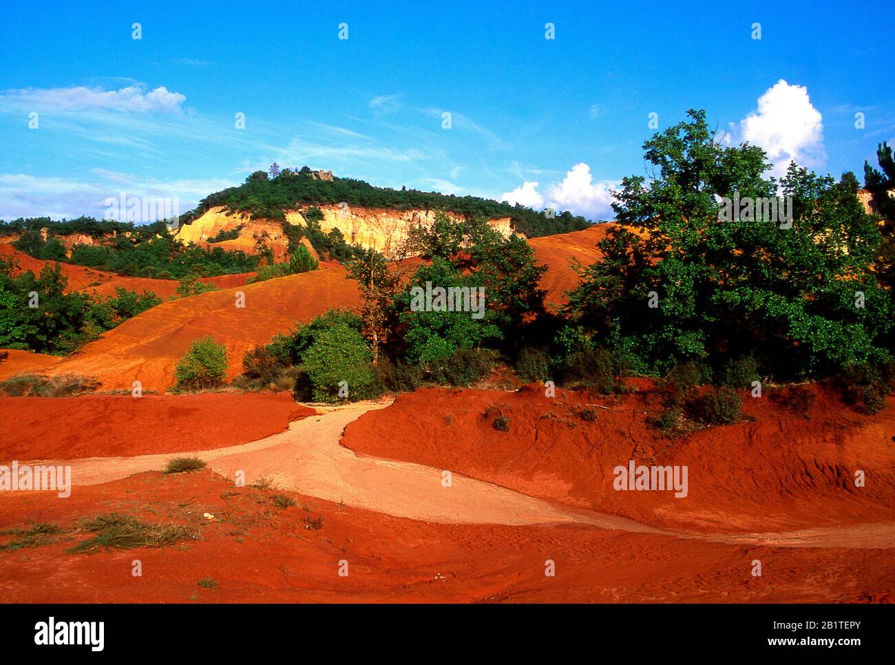 Falaises d'ocre dans le Colorado Provencal, Rustrel, Vaucluse, Povence Alpes Cote d'Azur, France Banque D'Images