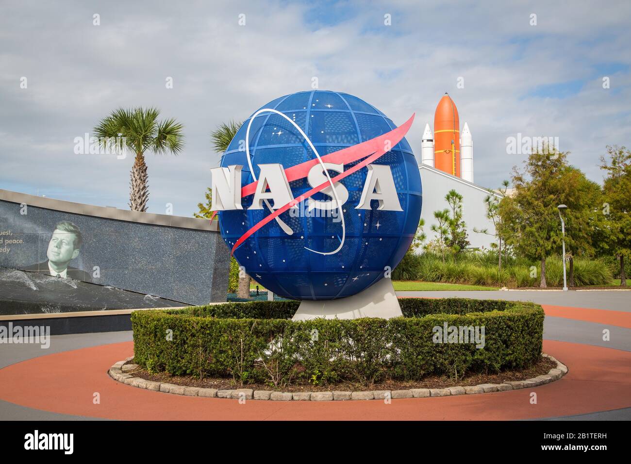 Logo de la NASA devant Kennedy Space Center, spaceport, roquette à l'arrière, Cape Canaveral, Merritt Island, Floride Banque D'Images