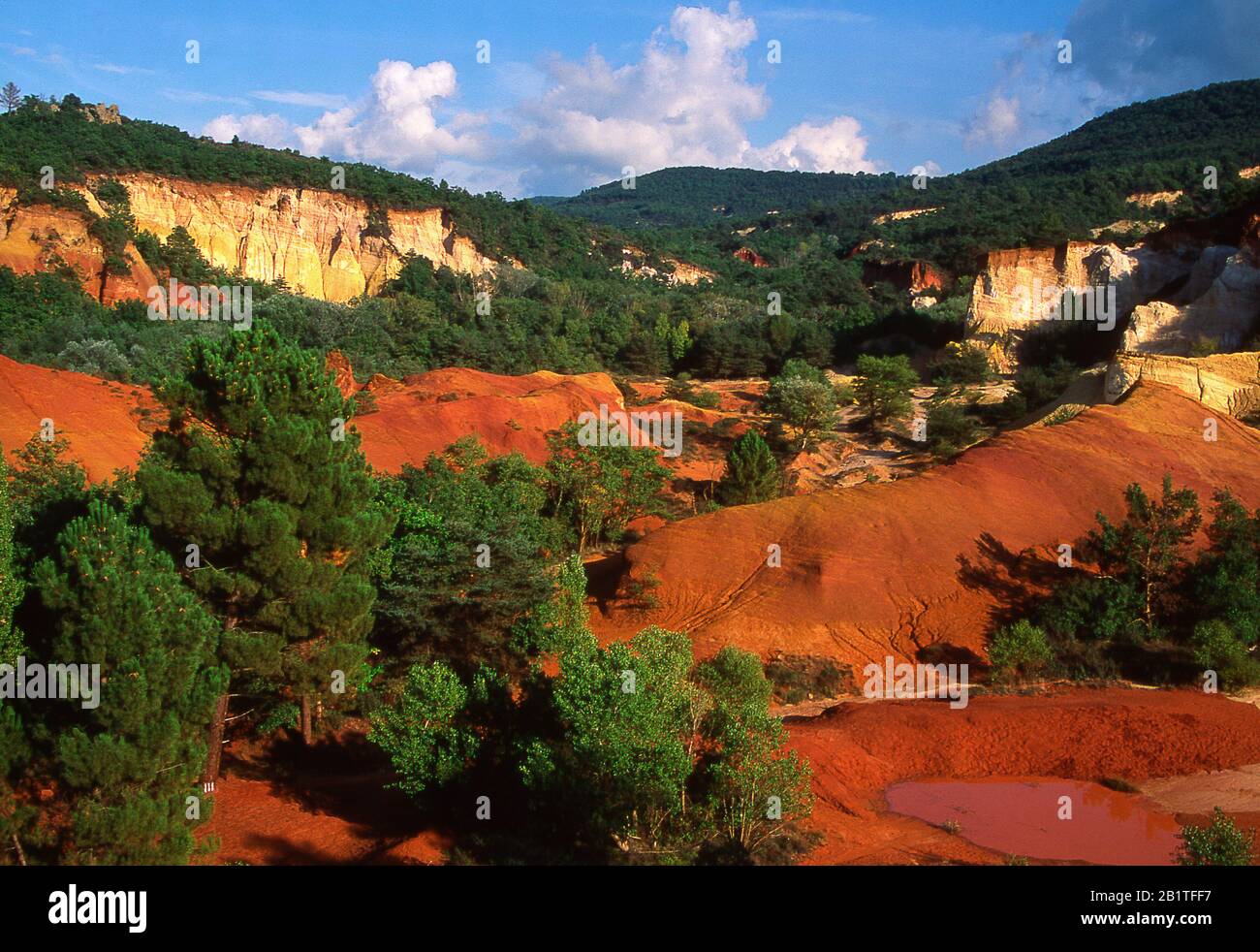 Falaises d'ocre dans le Colorado Provencal, Rustrel, Vaucluse, Povence Alpes Cote d'Azur, France Banque D'Images