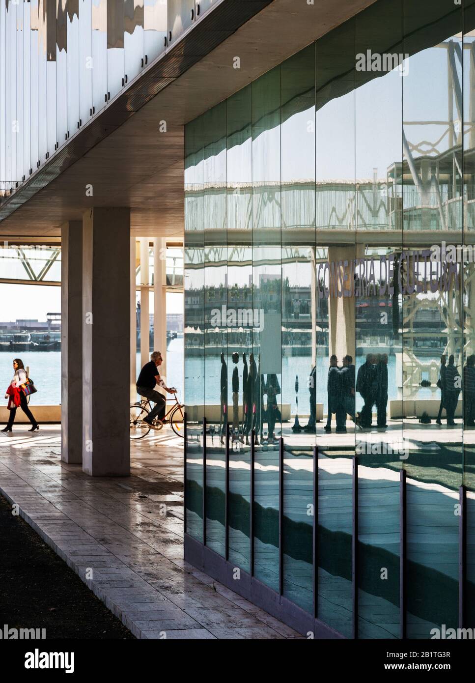 Bâtiment moderne près du quai de Málaga, Espagne Banque D'Images