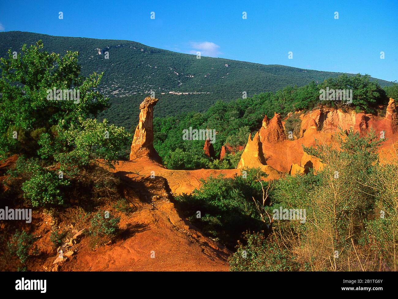 Falaises d'ocre dans le Colorado Provencal, Rustrel, Vaucluse, Povence Alpes Cote d'Azur, France Banque D'Images