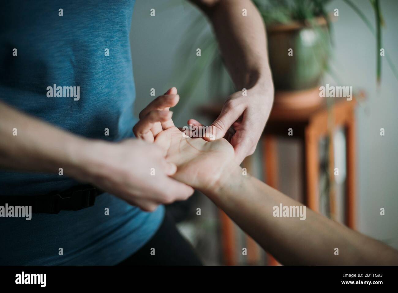 Gros plan d'un massothérapeute qui massse la main d'un patient. Banque D'Images