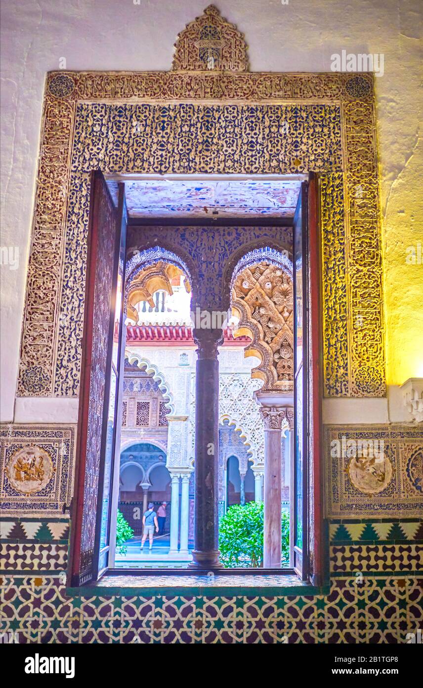 Séville, ESPAGNE - 1 OCTOBRE 2019: Les incroyables traceries sculptées de style arabesque sur les encadrements de fenêtres du Palais du roi Pedro dans le complexe Alcazar, sur l'Octobe Banque D'Images