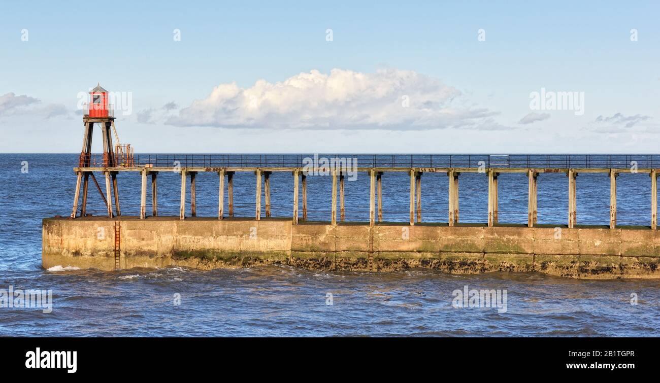 Phare de Whitby, Yorkshire du Nord, Angleterre, Royaume-Uni Banque D'Images Phare de Whitby, Yorkshire du Nord, Angleterre, Royaume-Uni Banque D'Images