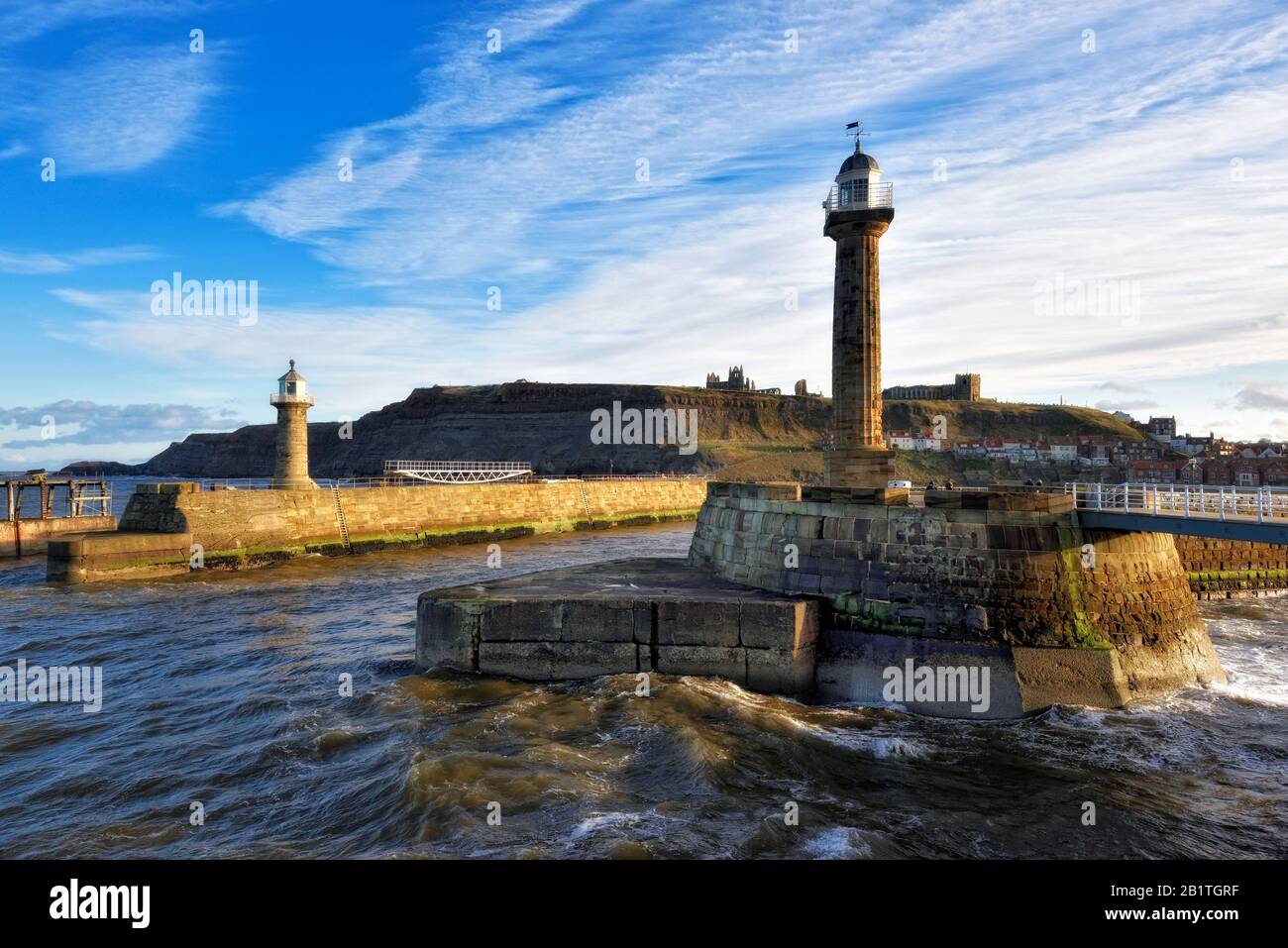 Phares Whitby et entrée au port dans un après-midi ensoleillé en hiver, Yorkshire du Nord, Angleterre, Royaume-Uni Banque D'Images Phares Whitby et entrée au port dans un après-midi ensoleillé en hiver, Yorkshire du Nord, Angleterre, Royaume-Uni Banque D'Images